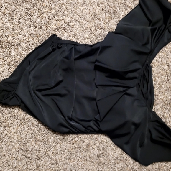 Off the shoulder bathing suit - Picture 3 of 3